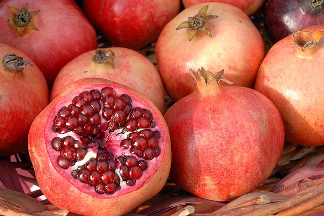 pomegranate  - granat (owoc)